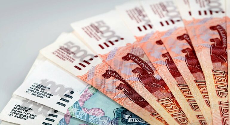 Дмитрий Черёмушкин: «В России текущее локальное ослабление рубля в большей мере обусловлено заметным откатом на рынке нефти»
